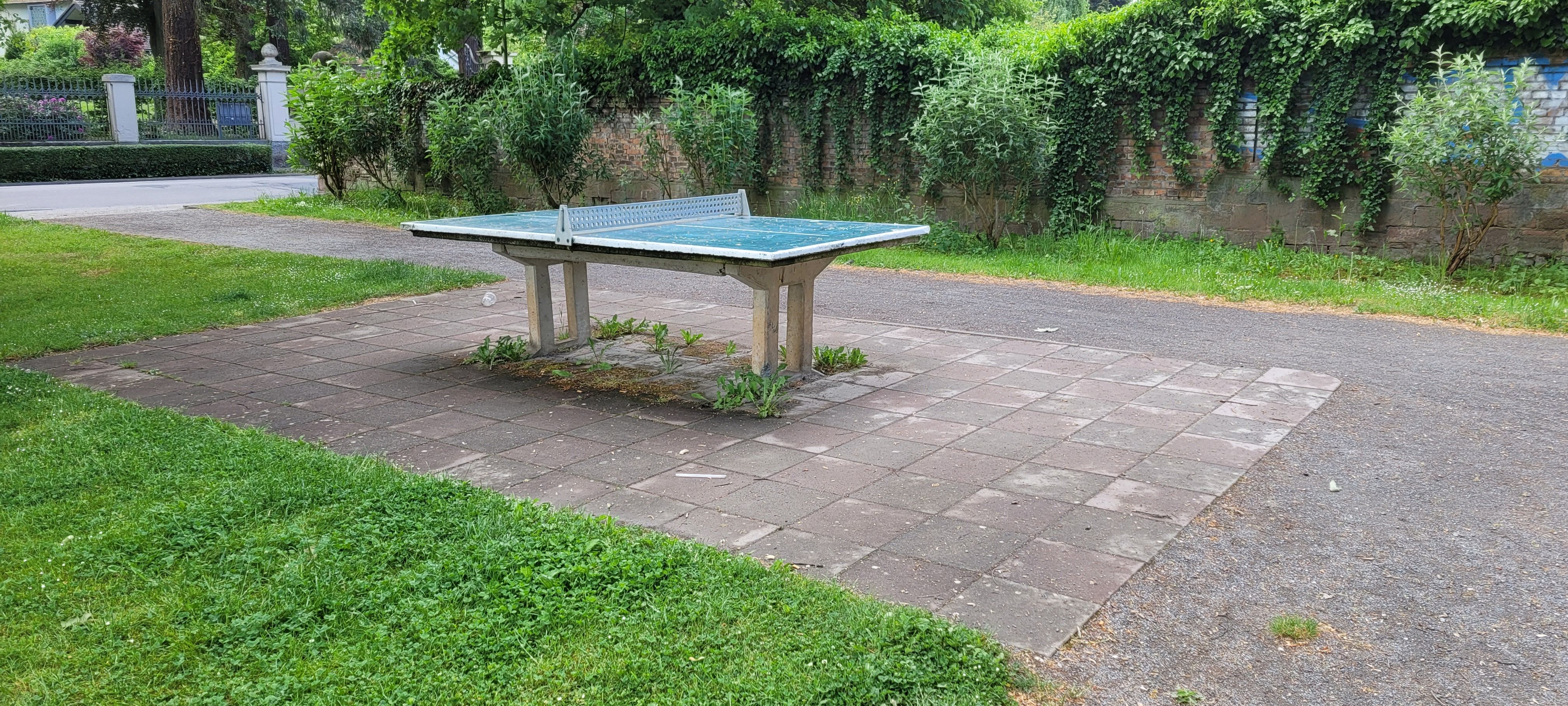 Tischtennisplatte auf dem Spielplatz Odenwaldhalle